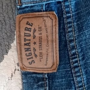 EUC- MEN'S Signature Levi Strauss & Co. Straight Fit 32x32, Extremely Nice💙